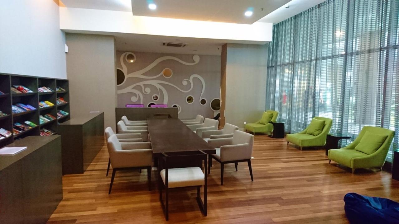 Regalia Suites Infinity Pool Куала Лумпур Екстериор снимка