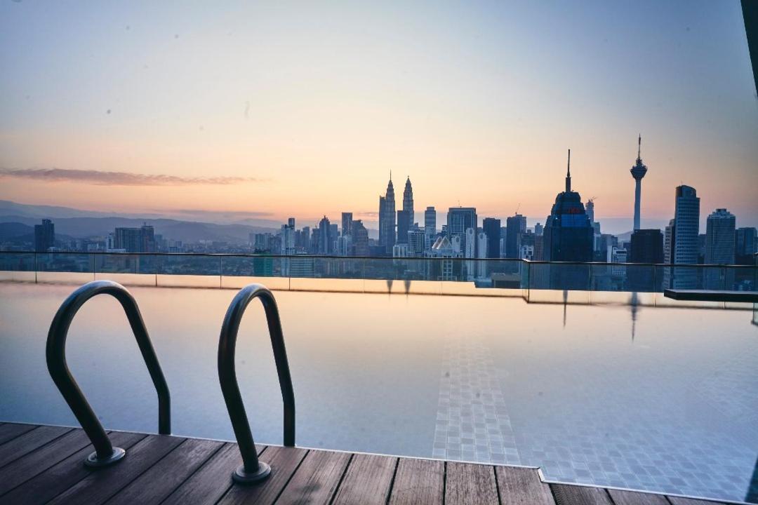 Regalia Suites Infinity Pool Куала Лумпур Екстериор снимка