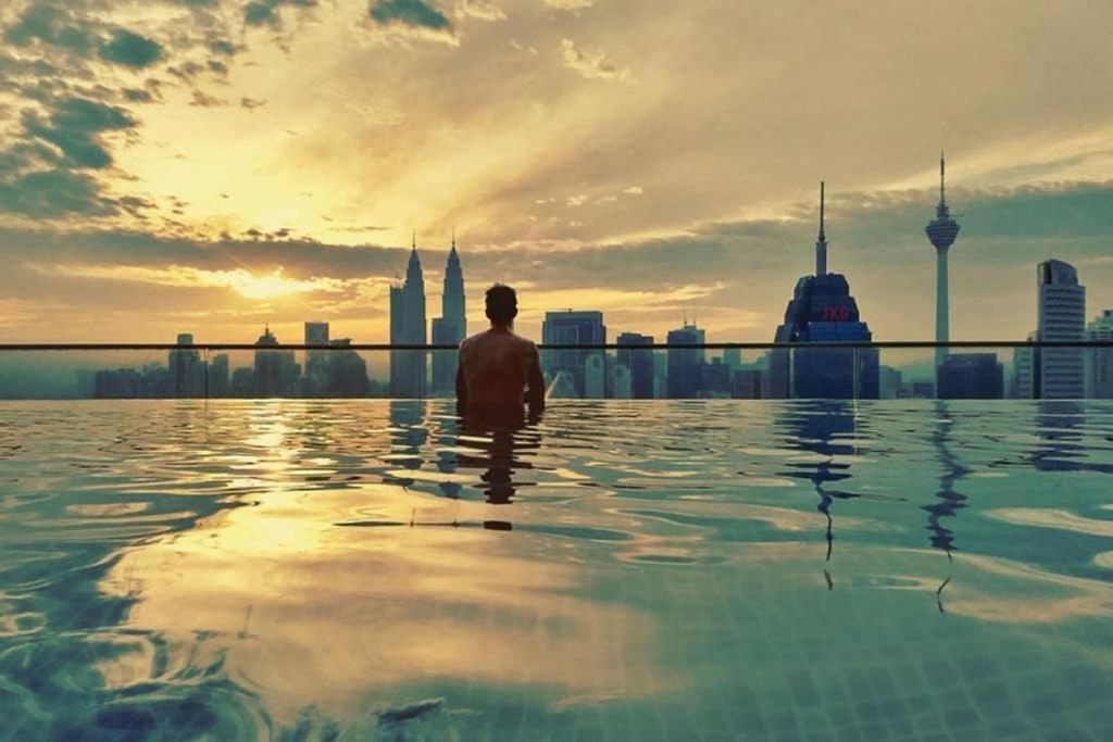 Regalia Suites Infinity Pool Куала Лумпур Екстериор снимка