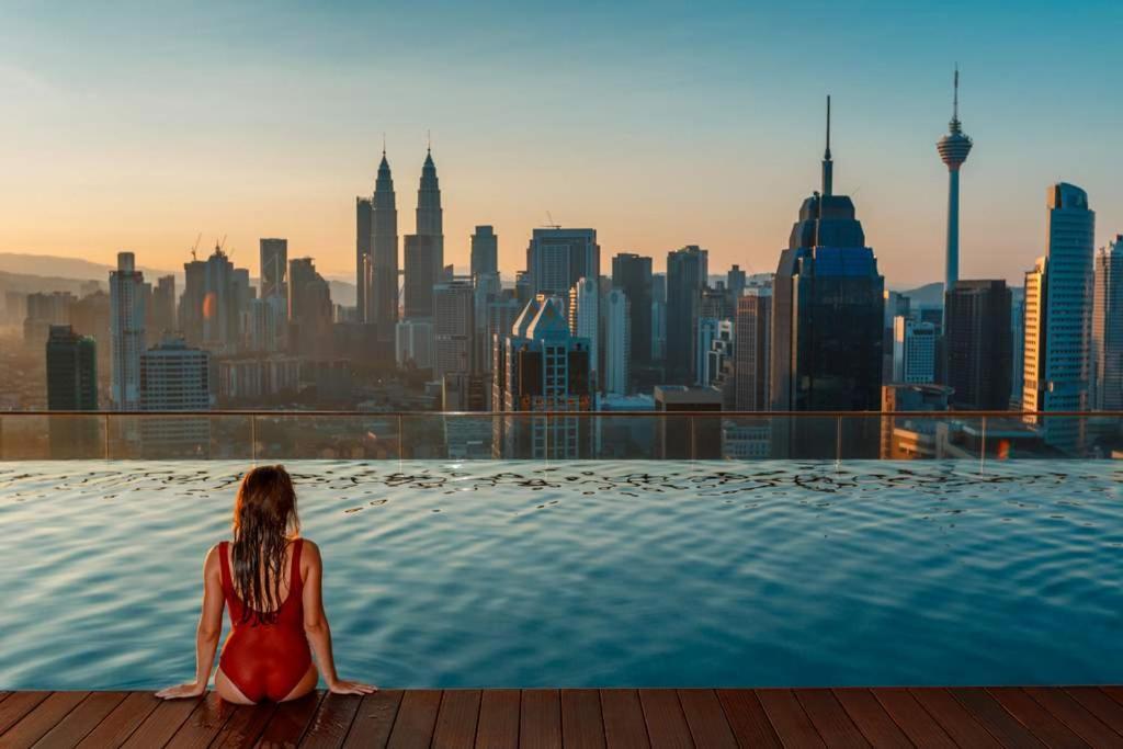 Regalia Suites Infinity Pool Куала Лумпур Екстериор снимка
