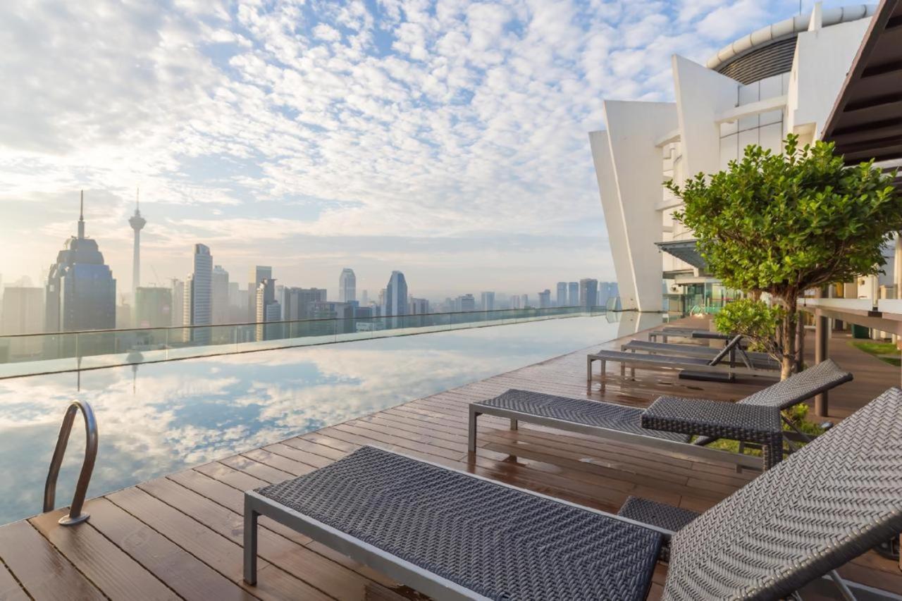 Regalia Suites Infinity Pool Куала Лумпур Екстериор снимка